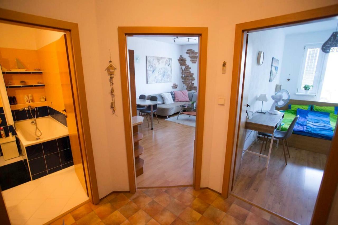 Cozy Apartment Btw Centre And Airport - Private Host - No Invoice Братислава Экстерьер фото